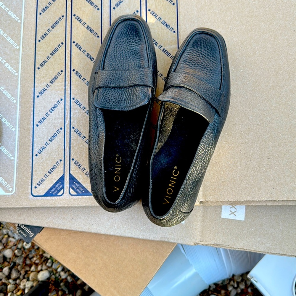 vionic black flats/loafers